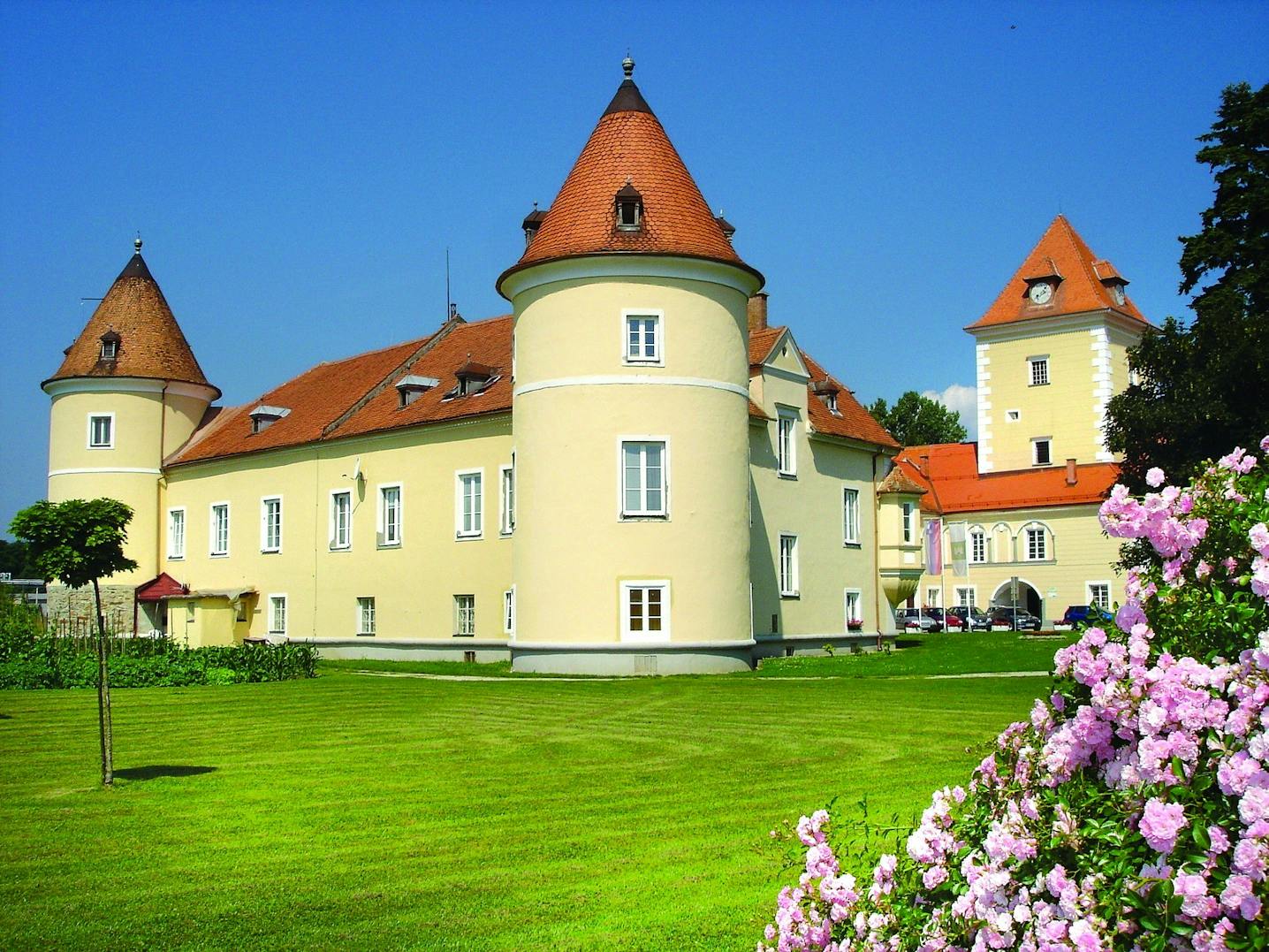 Poletno doživetje v gradu Rače in Grilovi etnološki zbirki
